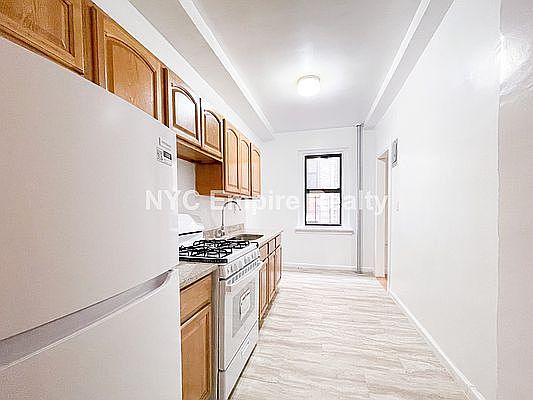 1st image of 35 Hamilton Pl APT 605