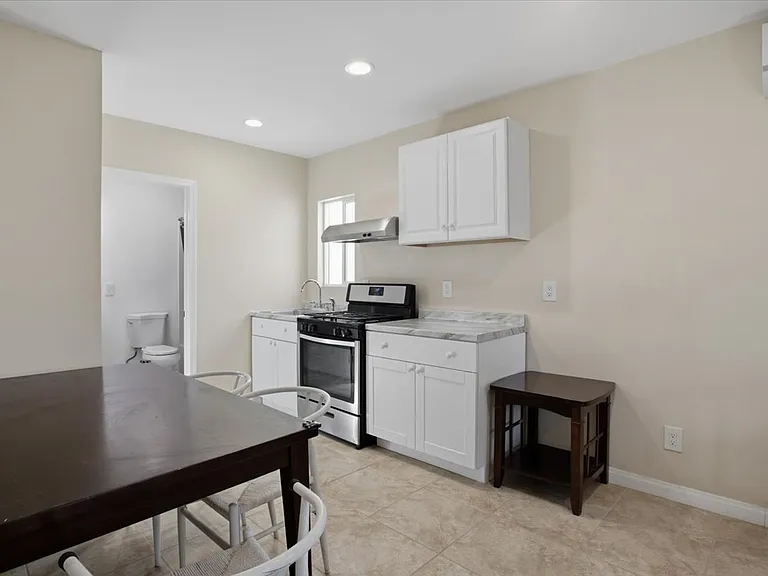7542 White Oak Ave — Photo 5