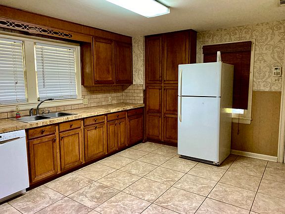 3rd image of 1002 Parker St