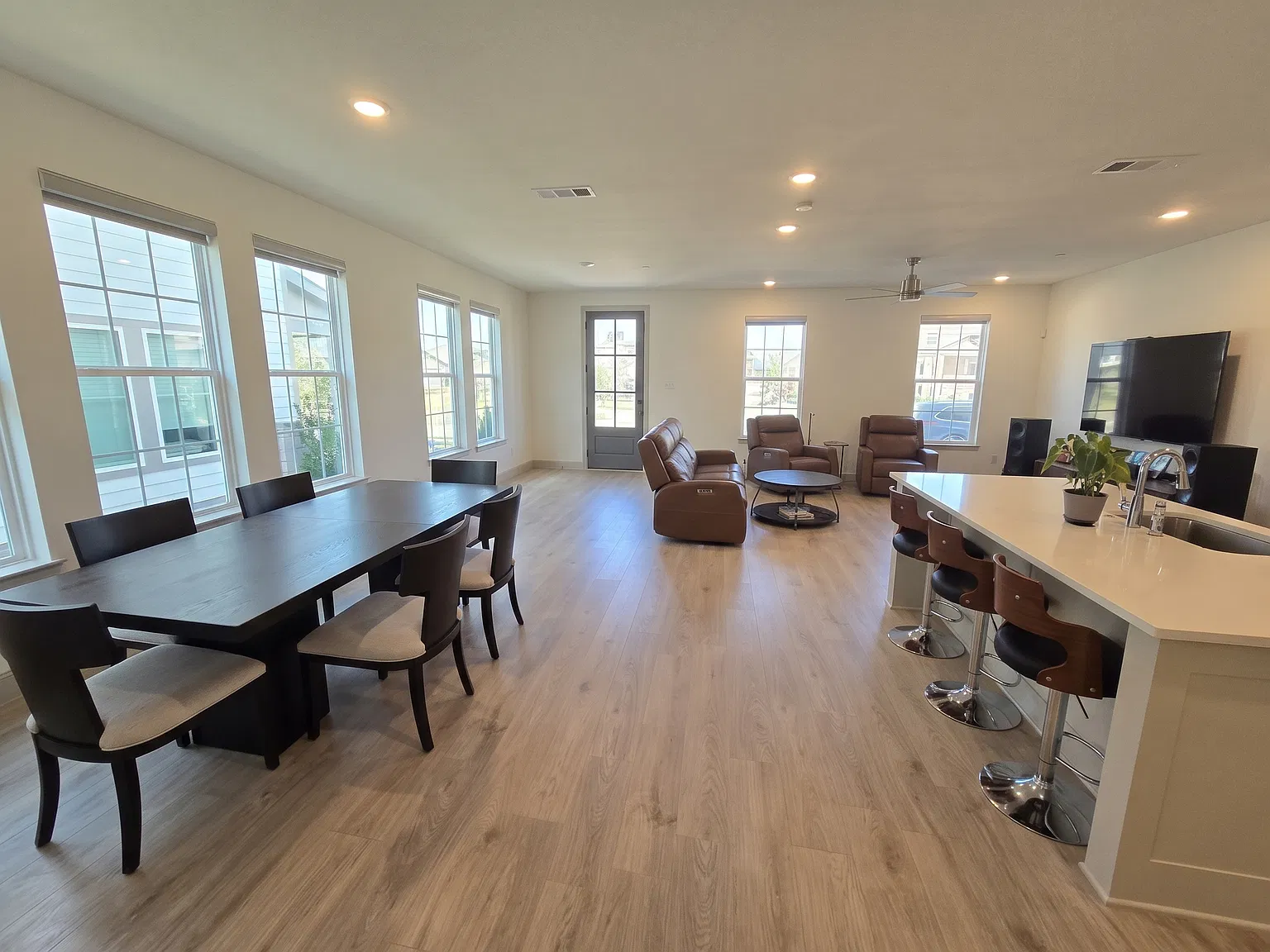 3 bed, 2262 sqft, $3,175 — Photo 4
