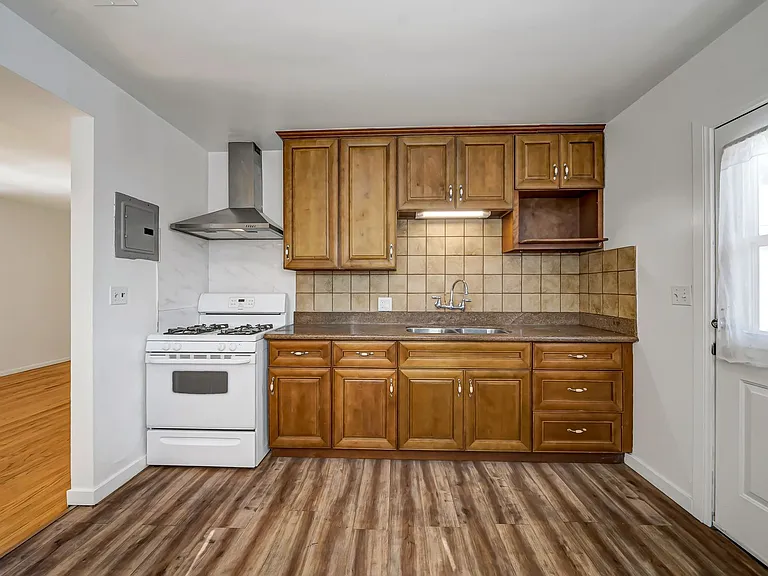654 Patterson Ave — Photo 13