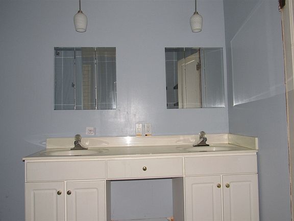5th image of 250 W Oak St
