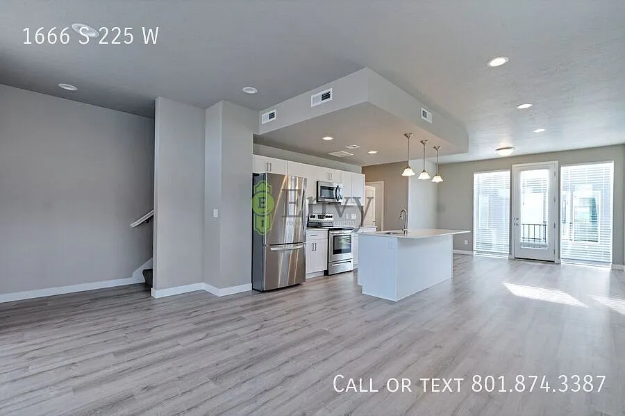 Beautiful 4 Bed - 3 Bath Townhome in Great Clearfield Location! Available NOW! — Photo 3
