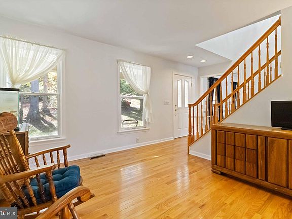 5th image of 114 Stanley Dr