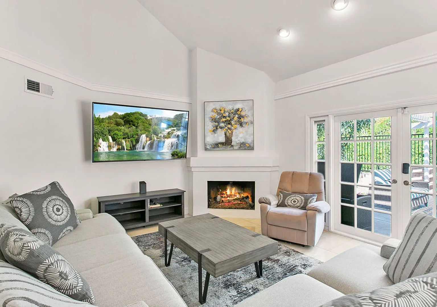 Beautiful Furnished Home in Rolling Hills Gated Community! — Photo 1