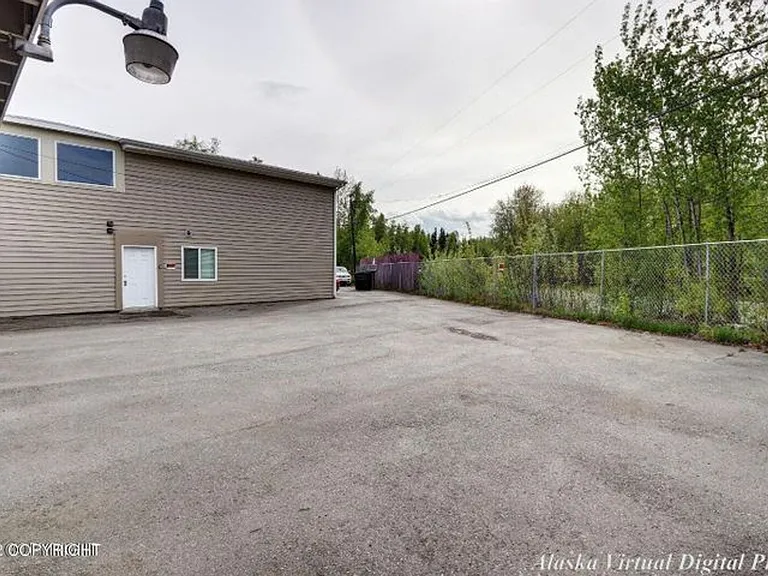 1307 W 38th Pl — Photo 2
