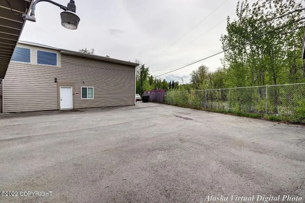 Building Photo - 1307 W 38th Pl