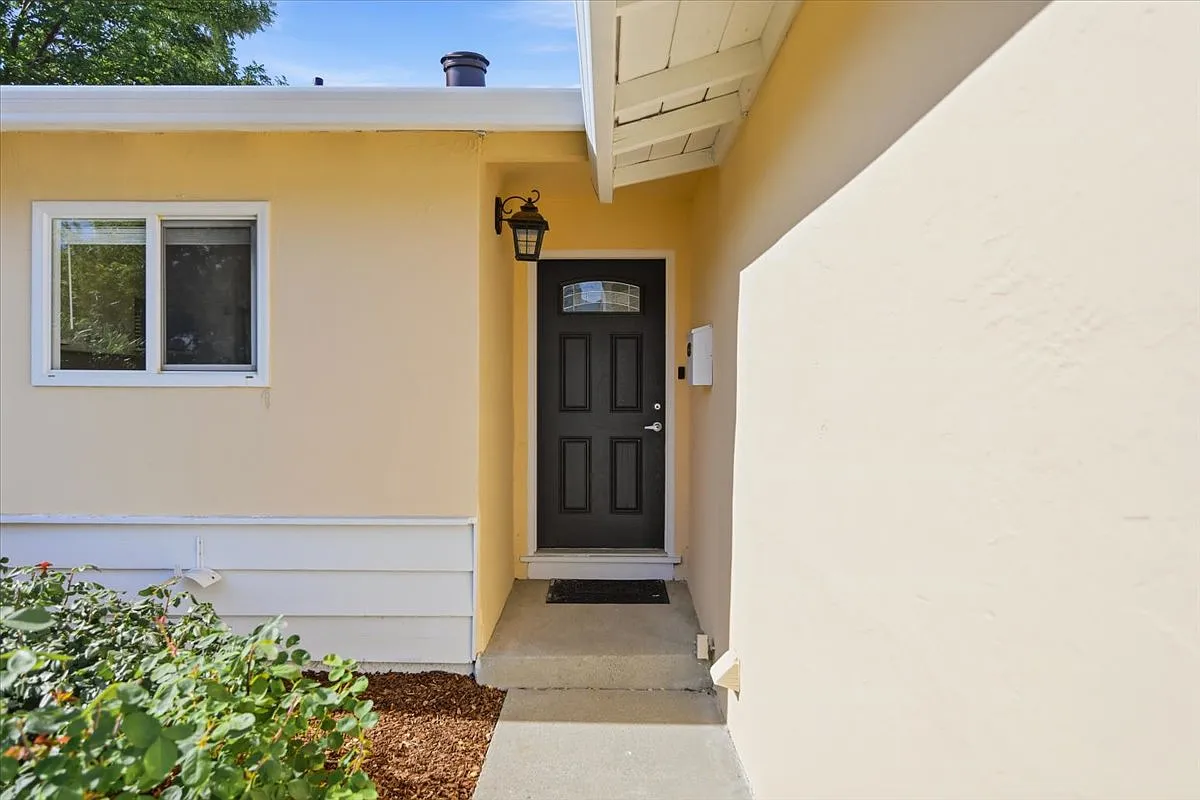 3 bed, 1210 sqft, $4,800 — Photo 2