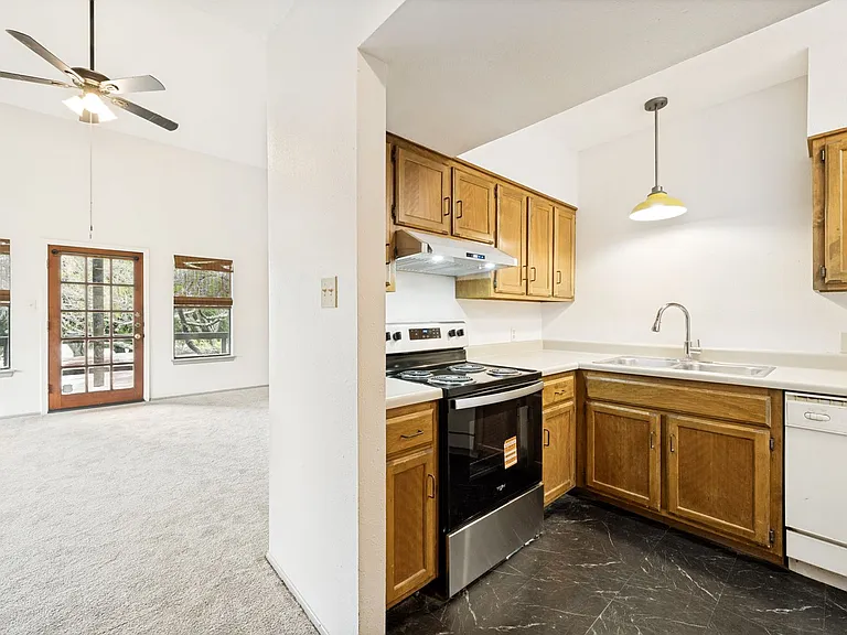 415 Albany St #F — Photo 12