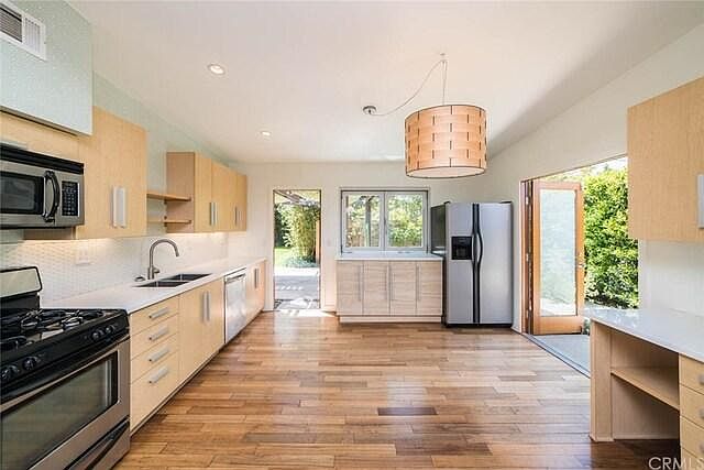 1st image of 537B Bernard St #537B