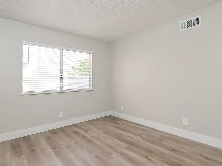 1555 Calabria Dr — Photo 9