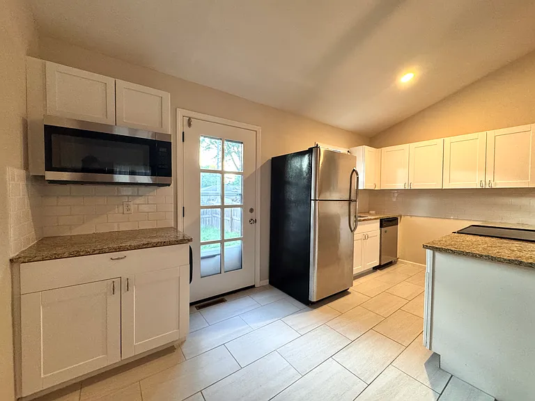 10512 W 73rd St — Photo 3