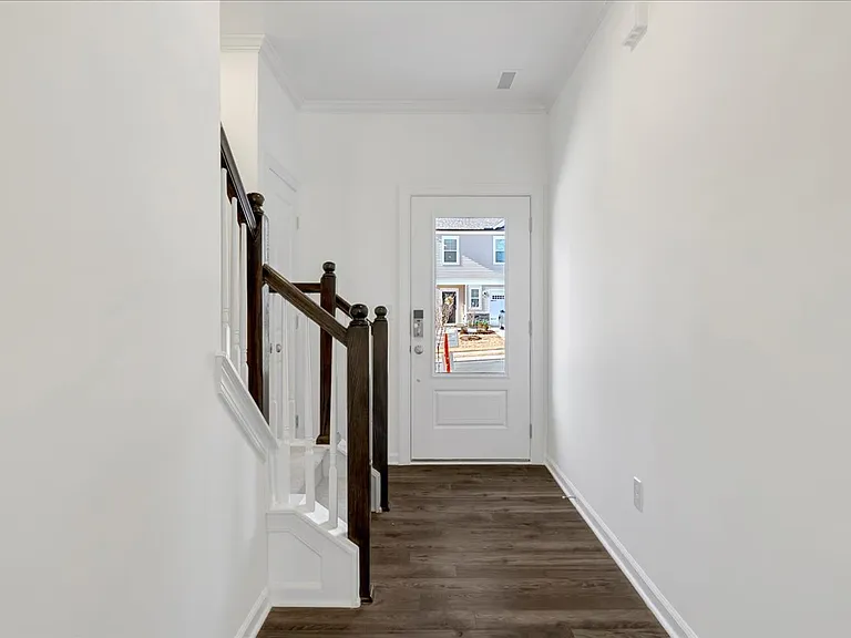 256 Hank Way — Photo 2