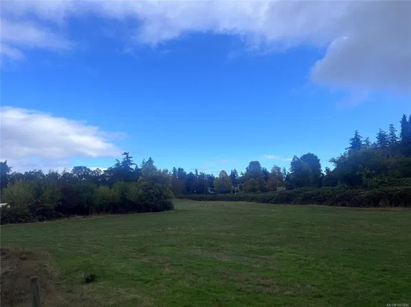 3876 Holland Ave, Saanich, BC V8Z 5K1