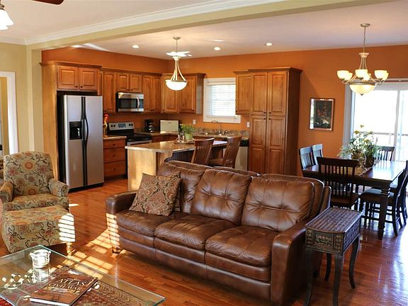 3rd image of 132 Grayson Dr