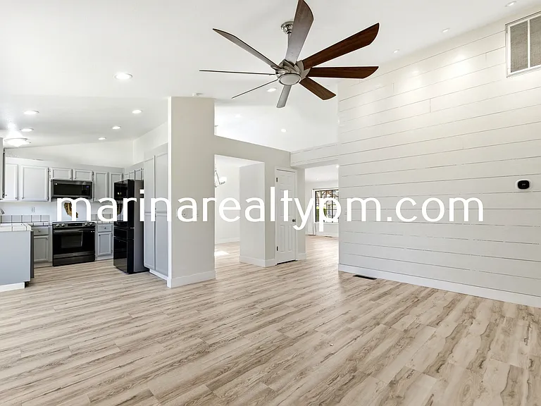 208 Buttercup Cir — Photo 12