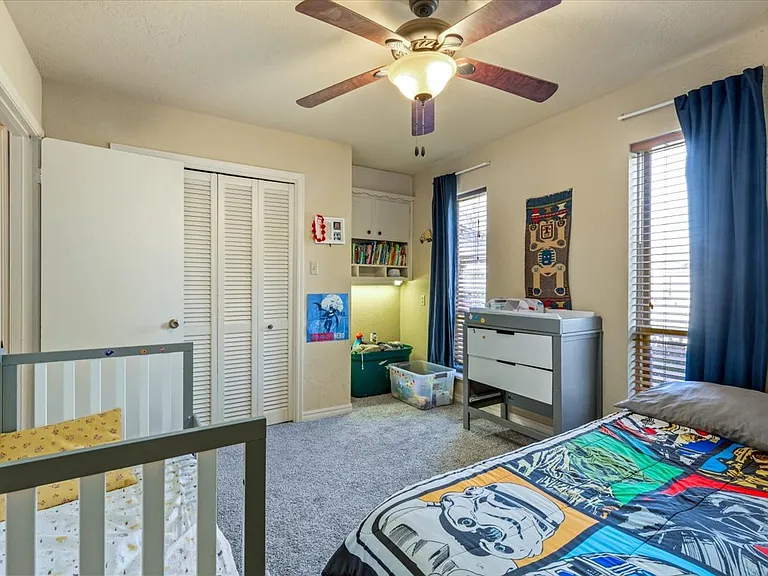 2905 NW Templeton Ter — Photo 2