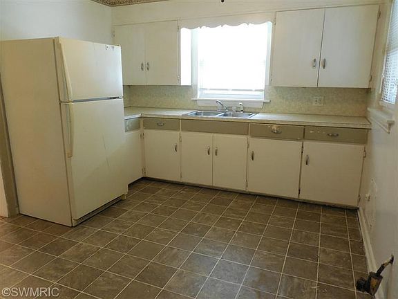 4th image of 1450 Lancashire Dr SE