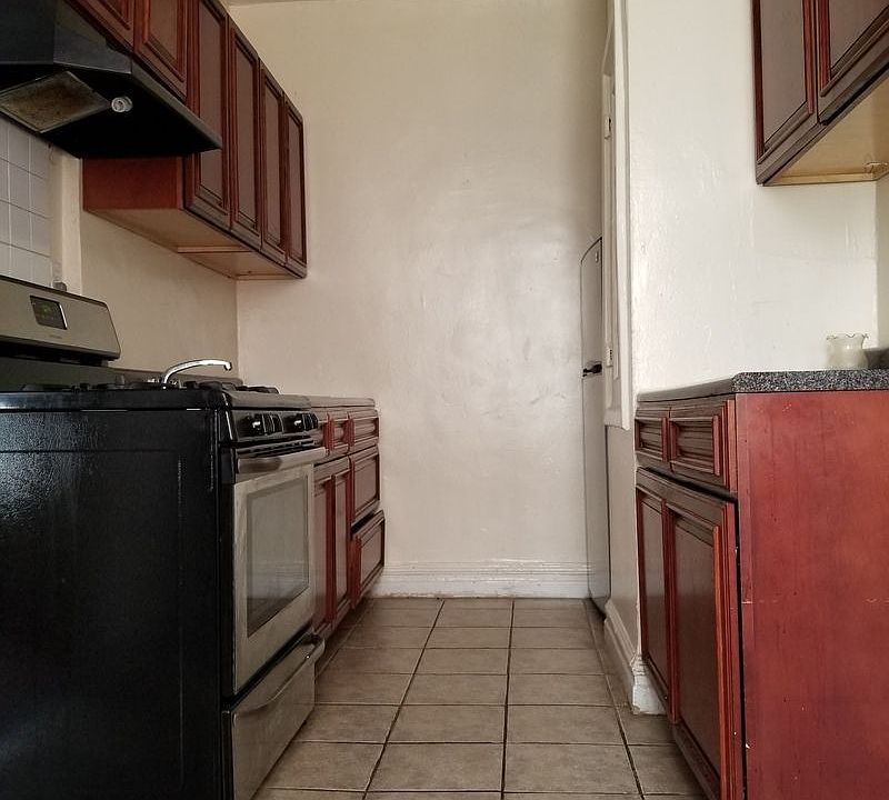 2nd image of 2110 Westbury Ct APT 4H
