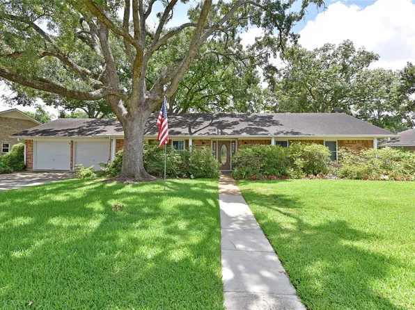 1901 Laurel Oaks Dr, Richmond, TX 77469