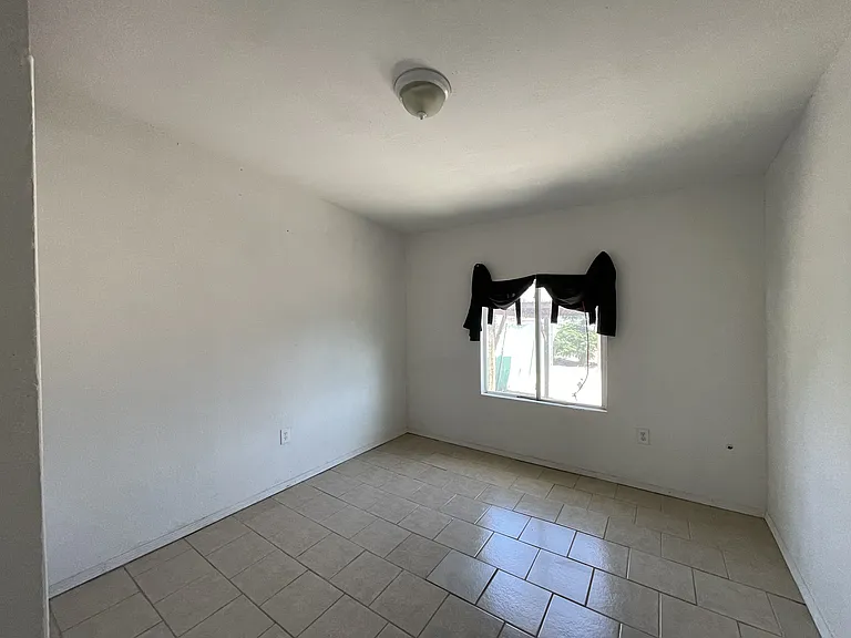 3315 E Missouri Ave — Photo 4