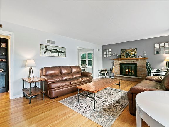 3rd image of 3159 N Knoll Ter