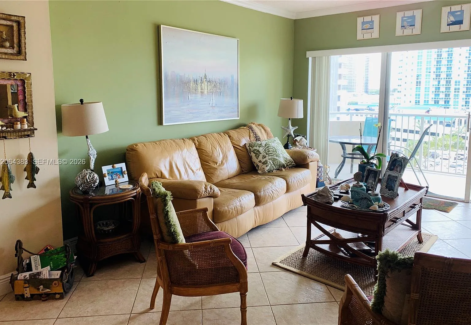 Hemispheres Condo — Photo 2