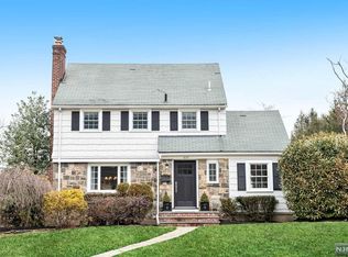 637 Sherwood Rd, Ho Ho Kus, NJ 07423