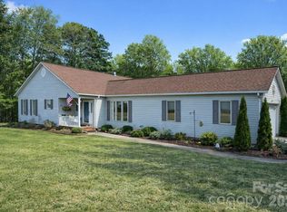 411 27th Avenue Cir NW, Hickory, NC 28601