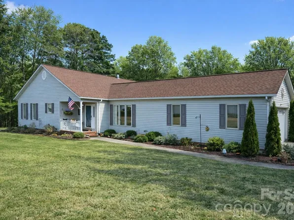 411 27th Avenue Cir NW, Hickory, NC 28601