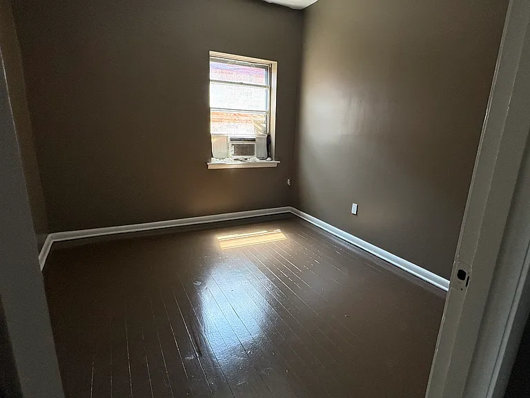 261 E Trigg Ave — Photo 4