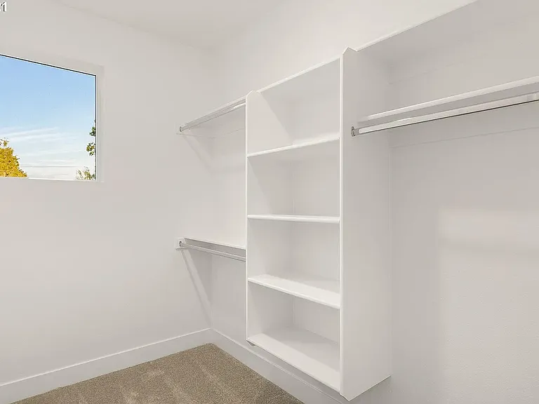 211 NE Monroe St — Photo 11