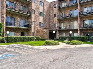 725 W Huntington Commons Rd APT 115, Mount Prospect, IL 60056