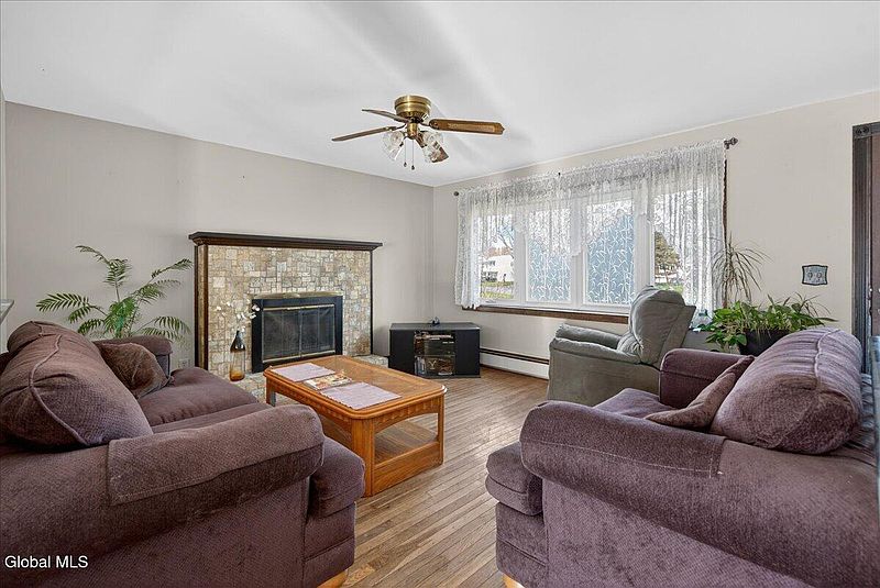 4th image of 25 Dorchester Drive
