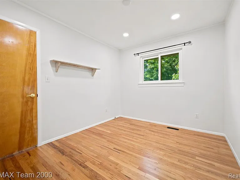 31906 Cambridge St — Photo 8