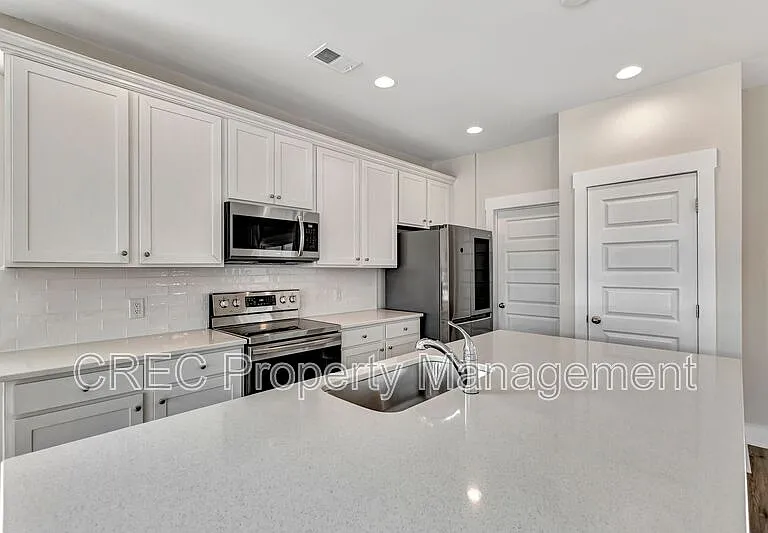 7811 Park Gate Dr — Photo 9