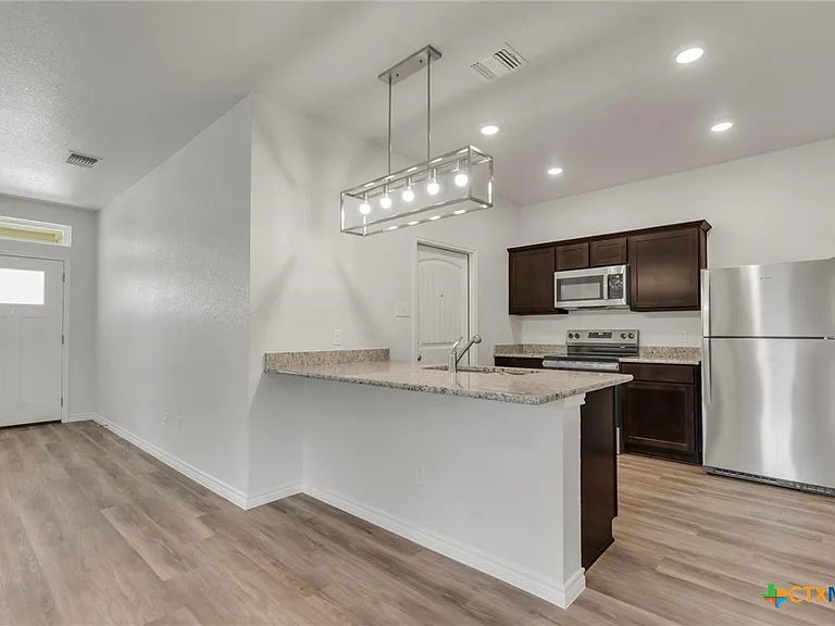 1118 Zora Dr #B — Photo 2
