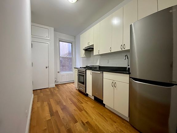 5th image of 111 Bedford Ave APT 10