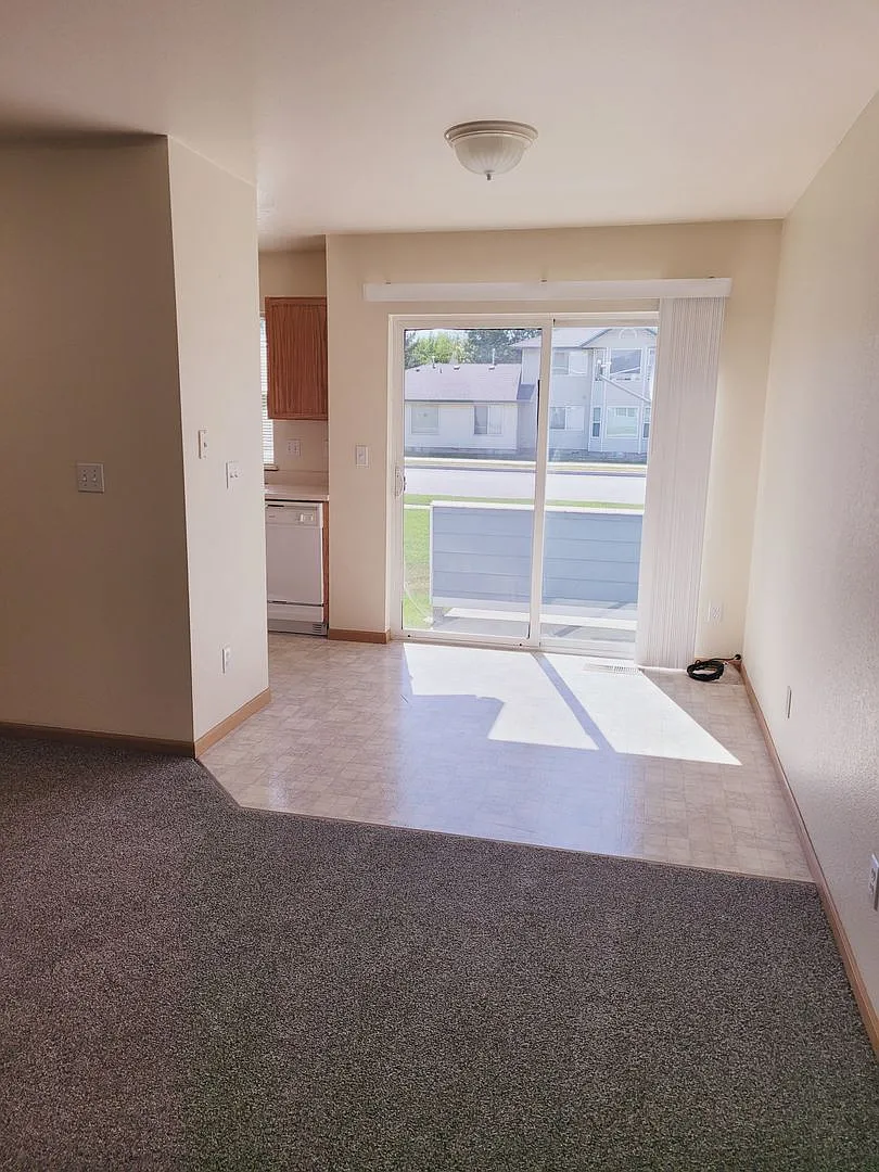 Bright & Convenient Townhouse Living! — Photo 4