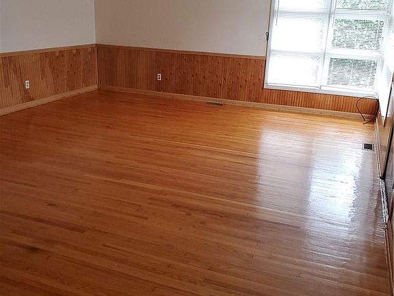 2nd image of 907 Glenn St