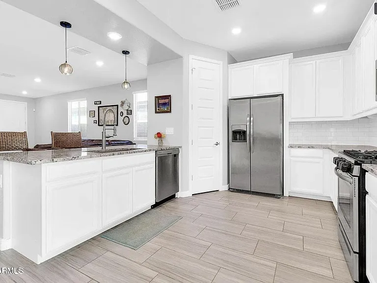 327 W Tamarack Dr — Photo 3