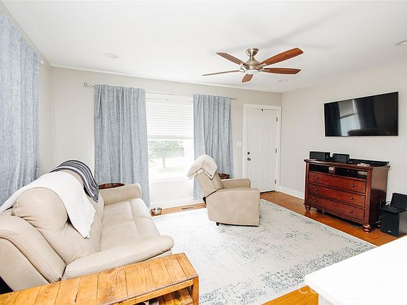 4th image of 212 Maple Ave