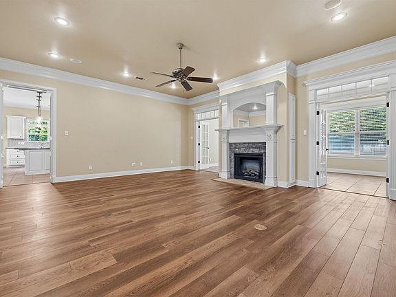3rd image of 305 Edgewood Dr