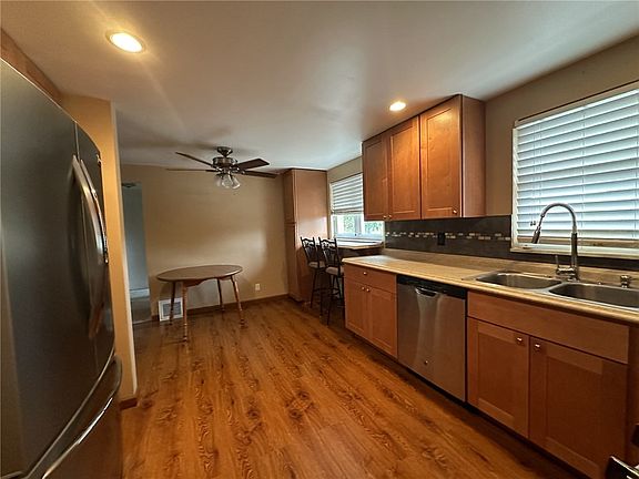 3rd image of 1332 Della St