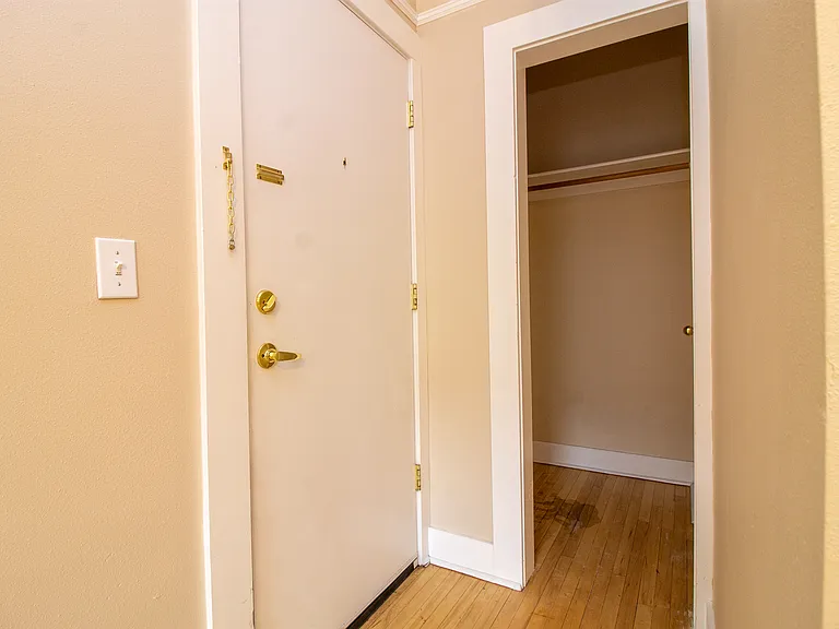 The Topanga Apartments — Photo 29