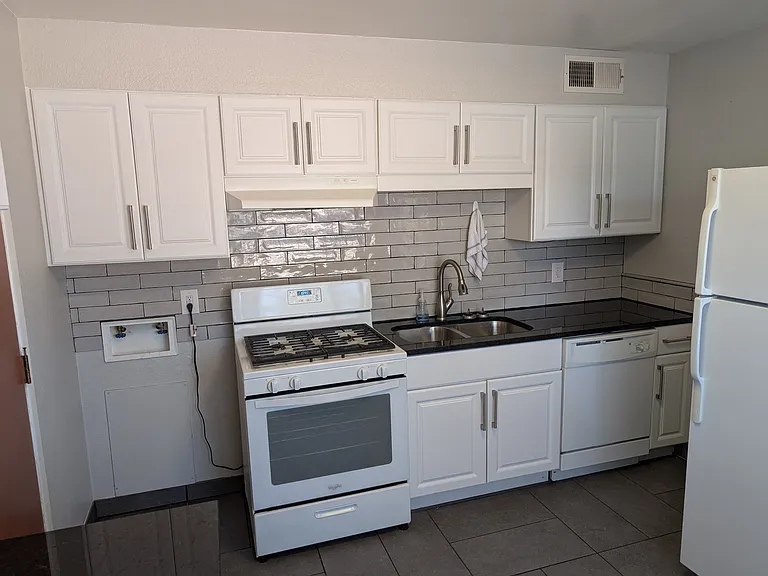 10204 Candelaria Rd NE — Photo 1