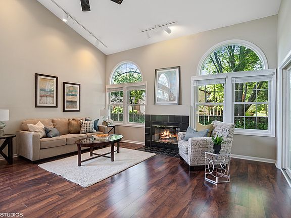 4th image of 3052 N Daniels Ct #201