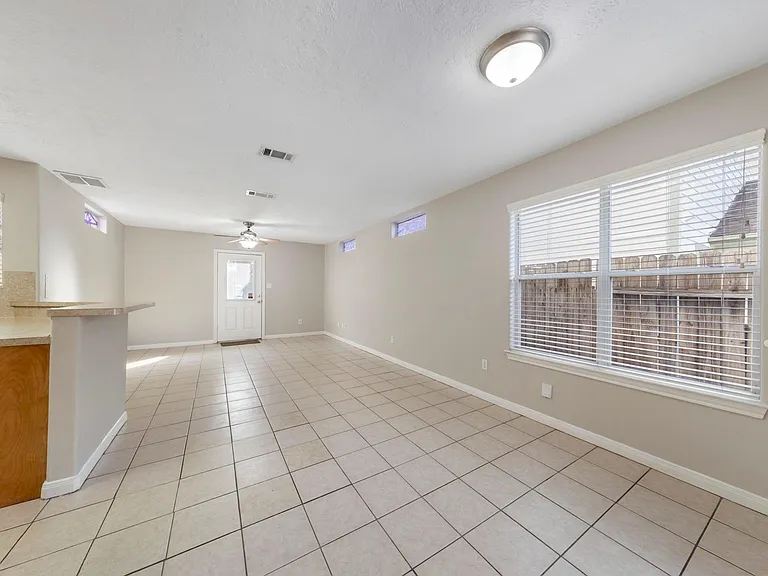 614 Foster St — Photo 2
