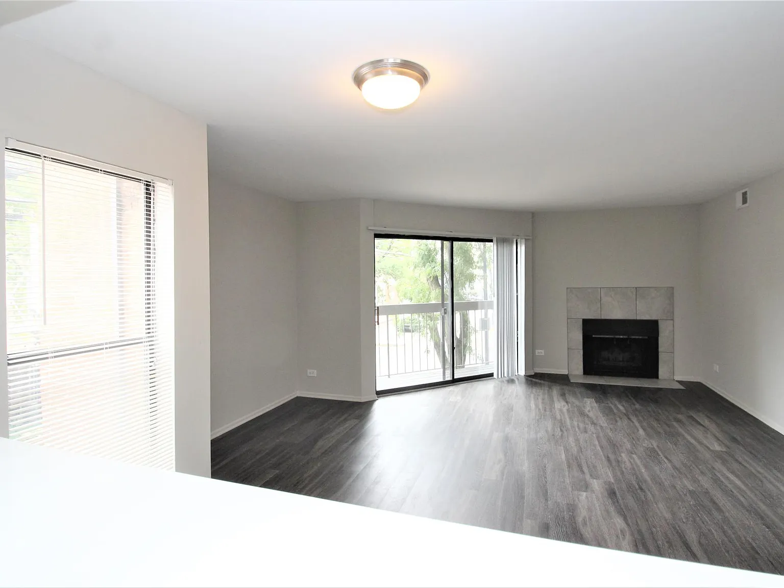 1 bed, 700 sqft, $3,162 — Photo 3
