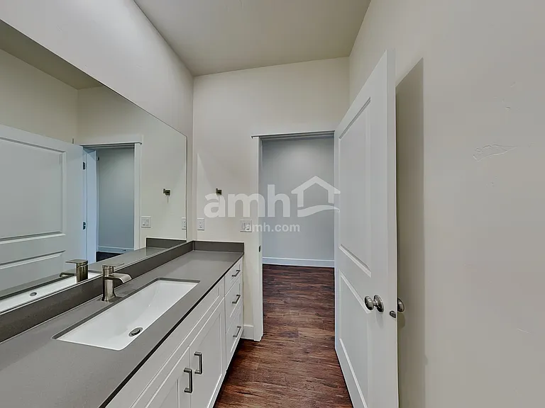 1052 S Woodsome Ave — Photo 14